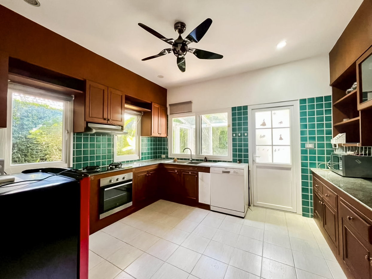 รูป High-End 3 Bedroom Pool Villa for Sale East Pattaya - รูปที่ 11/24