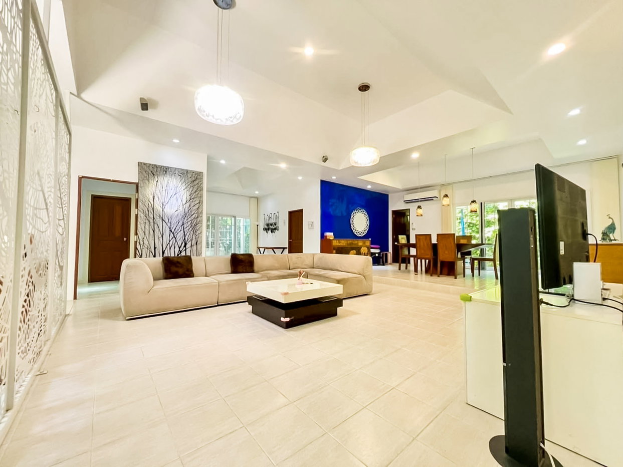 รูป High-End 3 Bedroom Pool Villa for Sale East Pattaya - รูปที่ 4/24