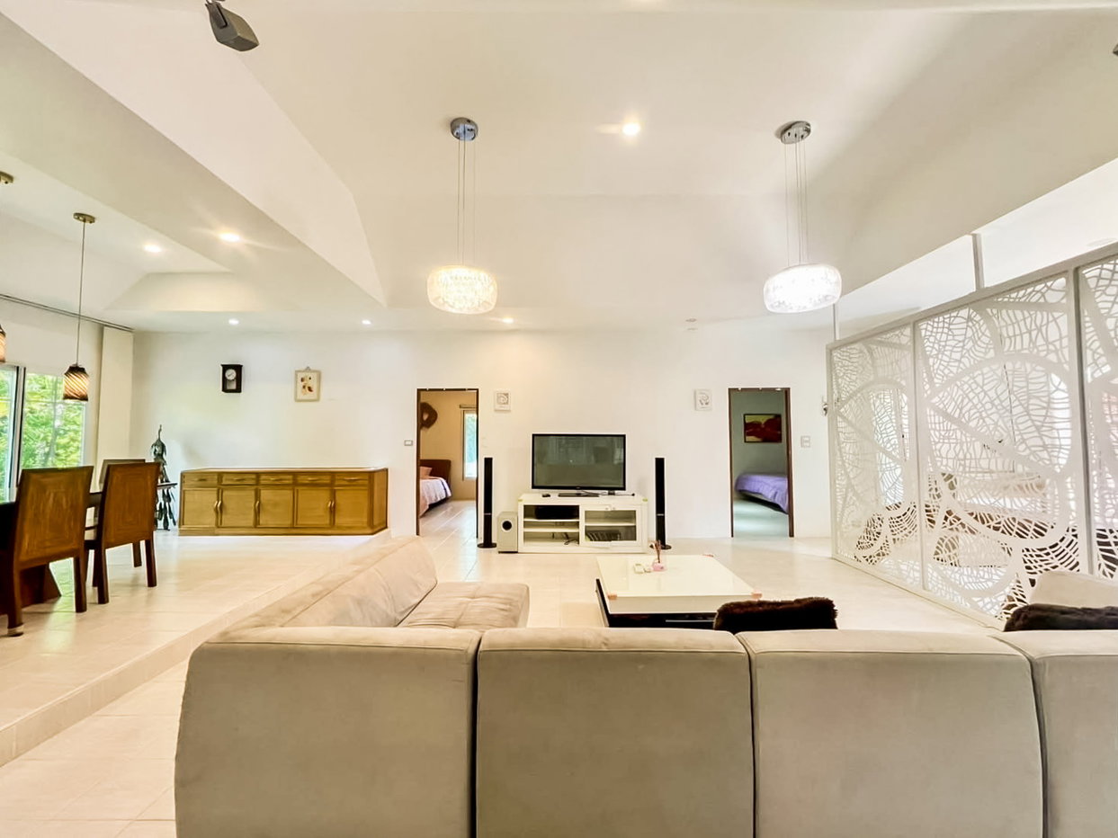 รูป High-End 3 Bedroom Pool Villa for Sale East Pattaya - รูปที่ 7/24