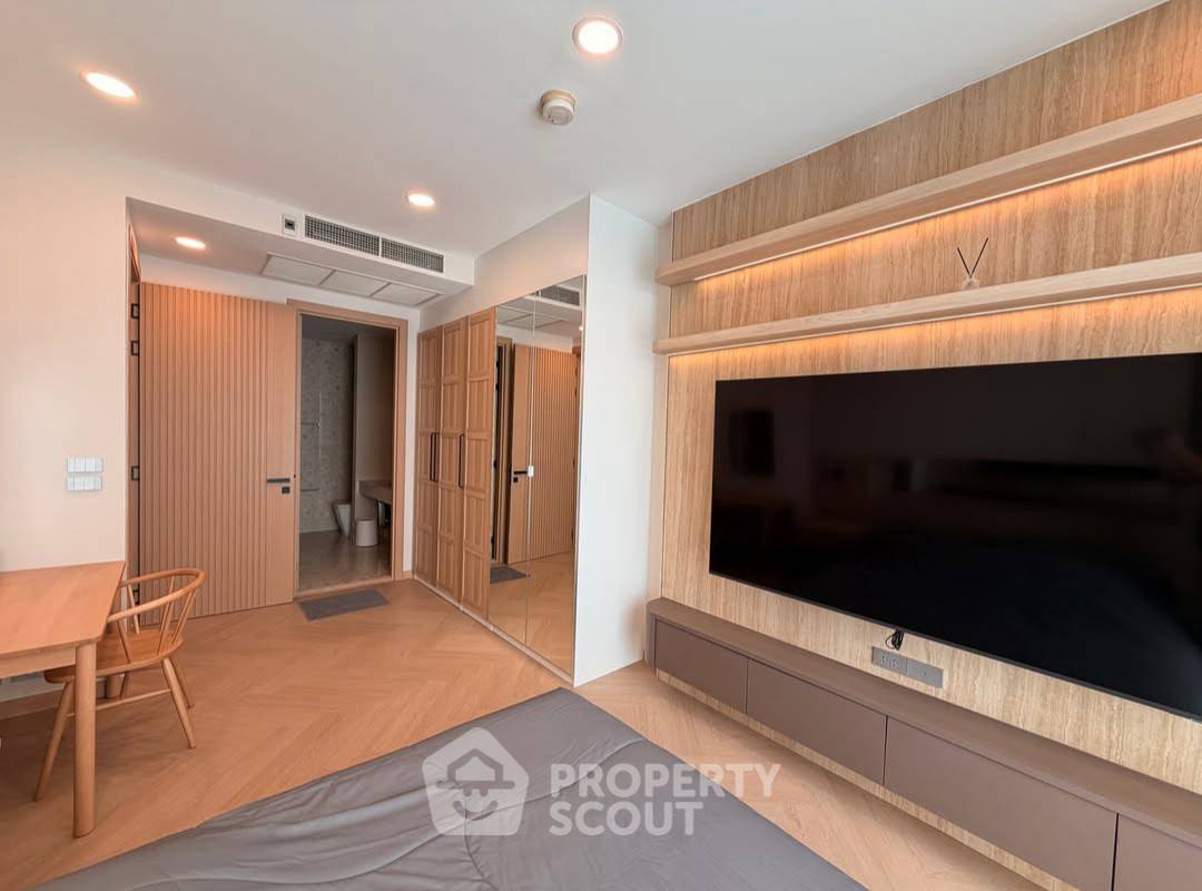 picture 122 Sqm 2-BR Chatrium Riverside Condominium Near BTS Saphan Taksin (ID 3177372) - 3/11