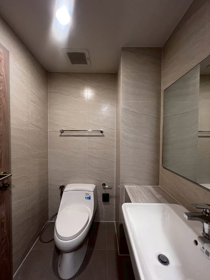 รูป The Crown Residence คอนโดแต่งครบสไตล์ Modern Minimal ตู้บิวท์อินแน่นๆ และมุมทำงานรับแสงธรรมชาติ พร้อมเข้าอยู่ - รูปที่ 6/8