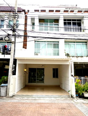 Townhouses for sale Tesco Lotus Srinakarindra : 🔥 Townhome for Sale at Baan Klang Muang Urbanion Sukhumvit 113 – 3 Floors, 206 sq.m. Usable Area