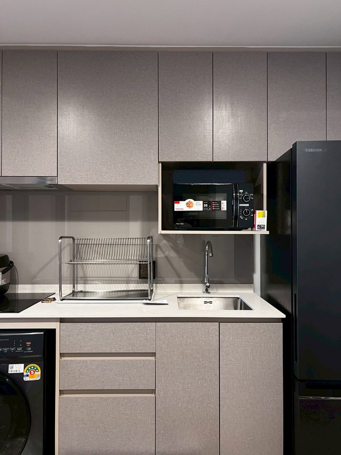 รูป The Crown Residence คอนโดแต่งครบสไตล์ Modern Minimal ตู้บิวท์อินแน่นๆ และมุมทำงานรับแสงธรรมชาติ พร้อมเข้าอยู่ - รูปที่ 4/8