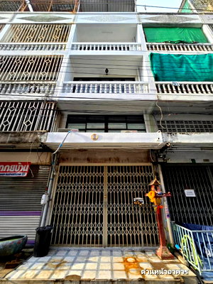Shophouses for rent Srisavarindhira Thai Red Cross Institute of Nursing : Commercial building for rent, 15,000 baht. Soi Sen Kee, Charoen Krung 78, near Asiatique 1. Tel. 098-164-9987