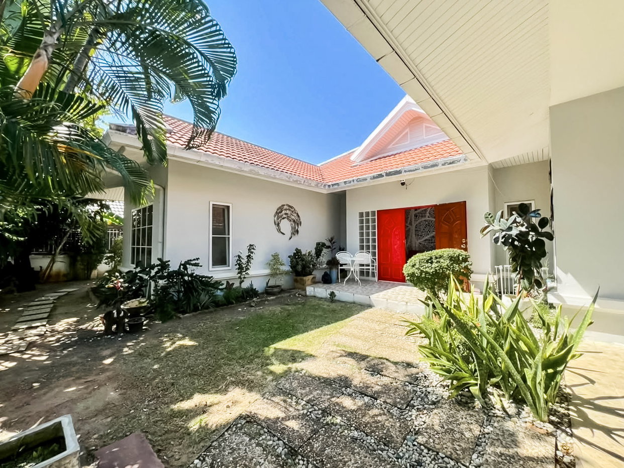 รูป High-End 3 Bedroom Pool Villa for Sale East Pattaya - รูปที่ 23/24