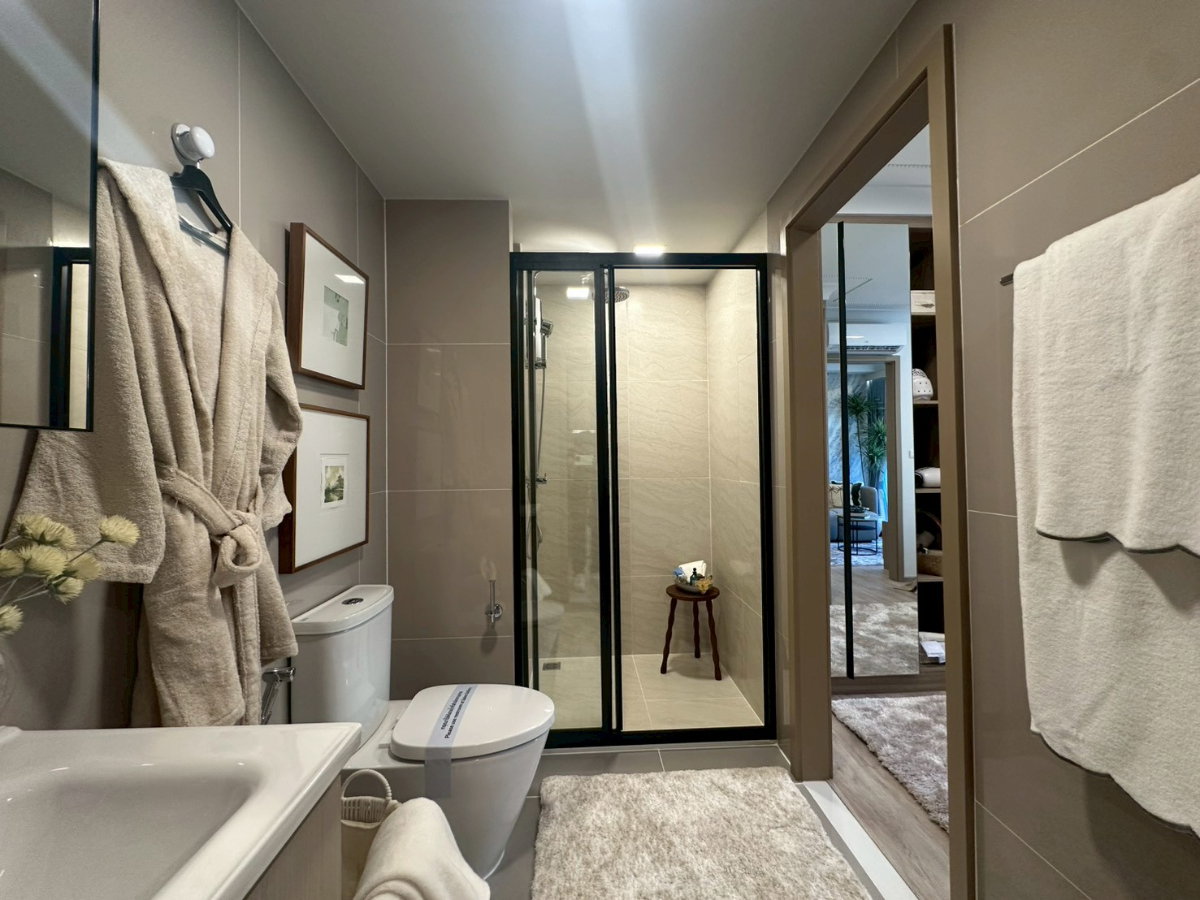picture Condominium near Bang Tao Beach and Surin Beach with two large swimming pools. - 12/17