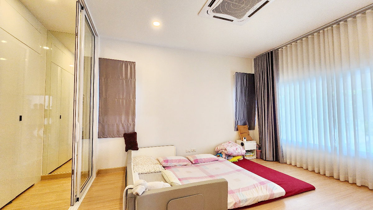 รูป บ้านเช่าระดับพรีเมี่ยม ที่ไม่ได้ให้แค่พื้นที่ แต่ให้คุณภาพชีวิตทั้งครอบครัว หลังที่ดีที่สุดในโครงการ 3 ห้องนอน 3 ห้องน้ำ | 86 ตร.วา | วิวสวนโล่ง - รูปที่ 18/26