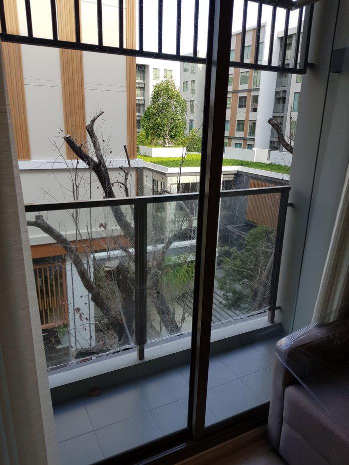 picture Condominium project Phyll Phahon 34, front building, largest corner room, 5th floor, facing inside, not matching anyone else's, good view - 9/12