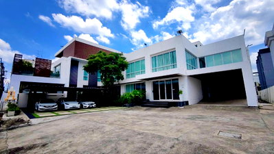 Office for rent Wang Thonglang : FOR RENT Office and warehouse space, Soi Ladprao 124, 1,632sq.m., parking for over 40 vehicles, large trucks can access