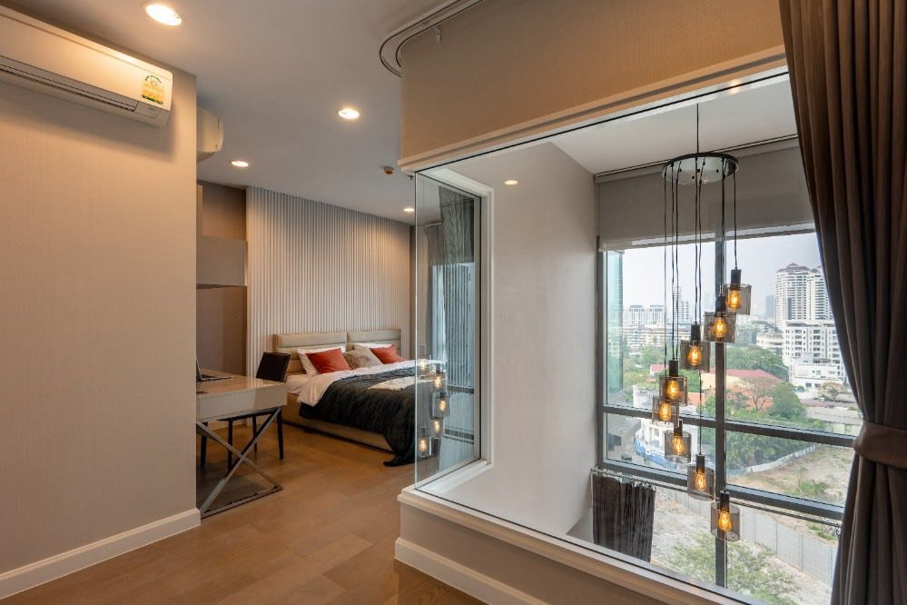 รูป The Crest sukhumvit 34 ห้องเพดานสูง ให้ความรู้สึกโปร่งสบายไม่อึดอัด ช่องแสงกระจกบานใหญ่เปิดรับแสงธรรมชาติเต็มๆ - รูปที่ 10/12