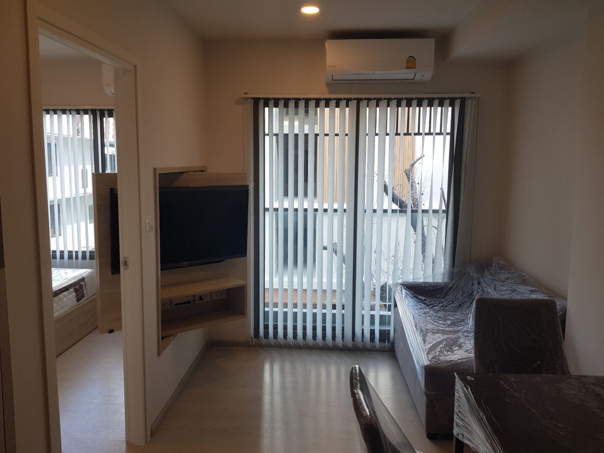 picture Condominium project Phyll Phahon 34, front building, largest corner room, 5th floor, facing inside, not matching anyone else's, good view - 5/12