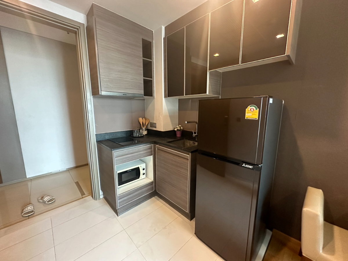 picture Keyne by Sansiri, a condo fully decorated in dark, modern tones. Built-in kitchen Work desk with natural light Ready to move in - 4/23