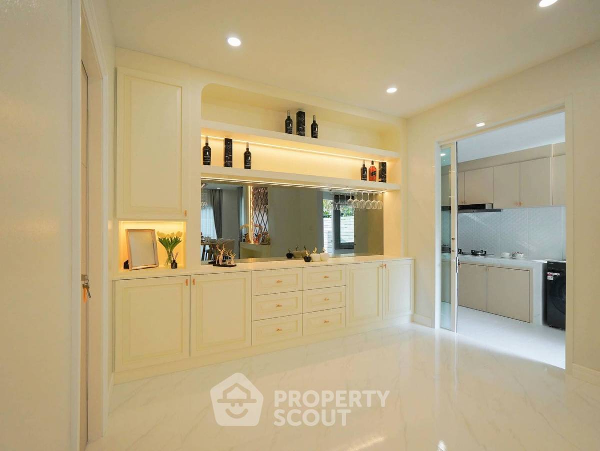 picture Spacious 3-BR 252 Sqm At Baan Suan Lalana Condominiums (ID 3183649) - 18/41