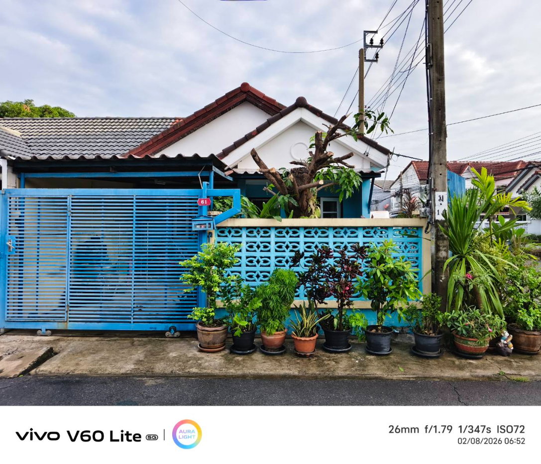 picture Townhouse for sale, corner unit, located on Nawamin 74. - 1/28