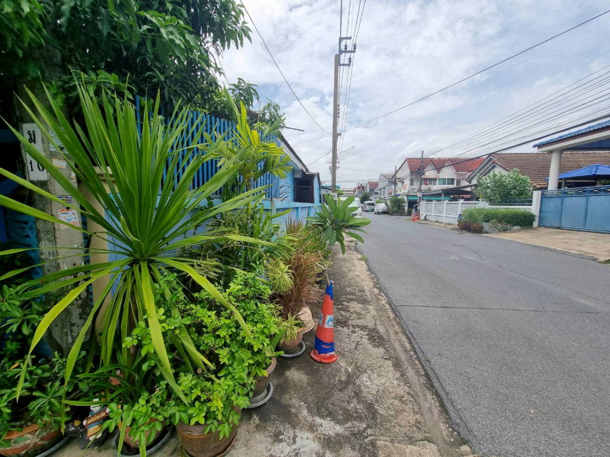 picture Townhouse for sale, corner unit, located on Nawamin 74. - 11/28