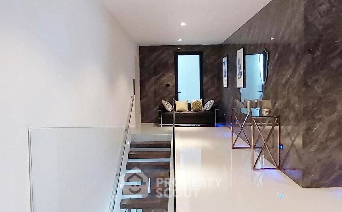 picture 6-BR Villa In Phratamnak, Bang Lamung | 162 Sqm For Sale (ID 3184042) - 9/12