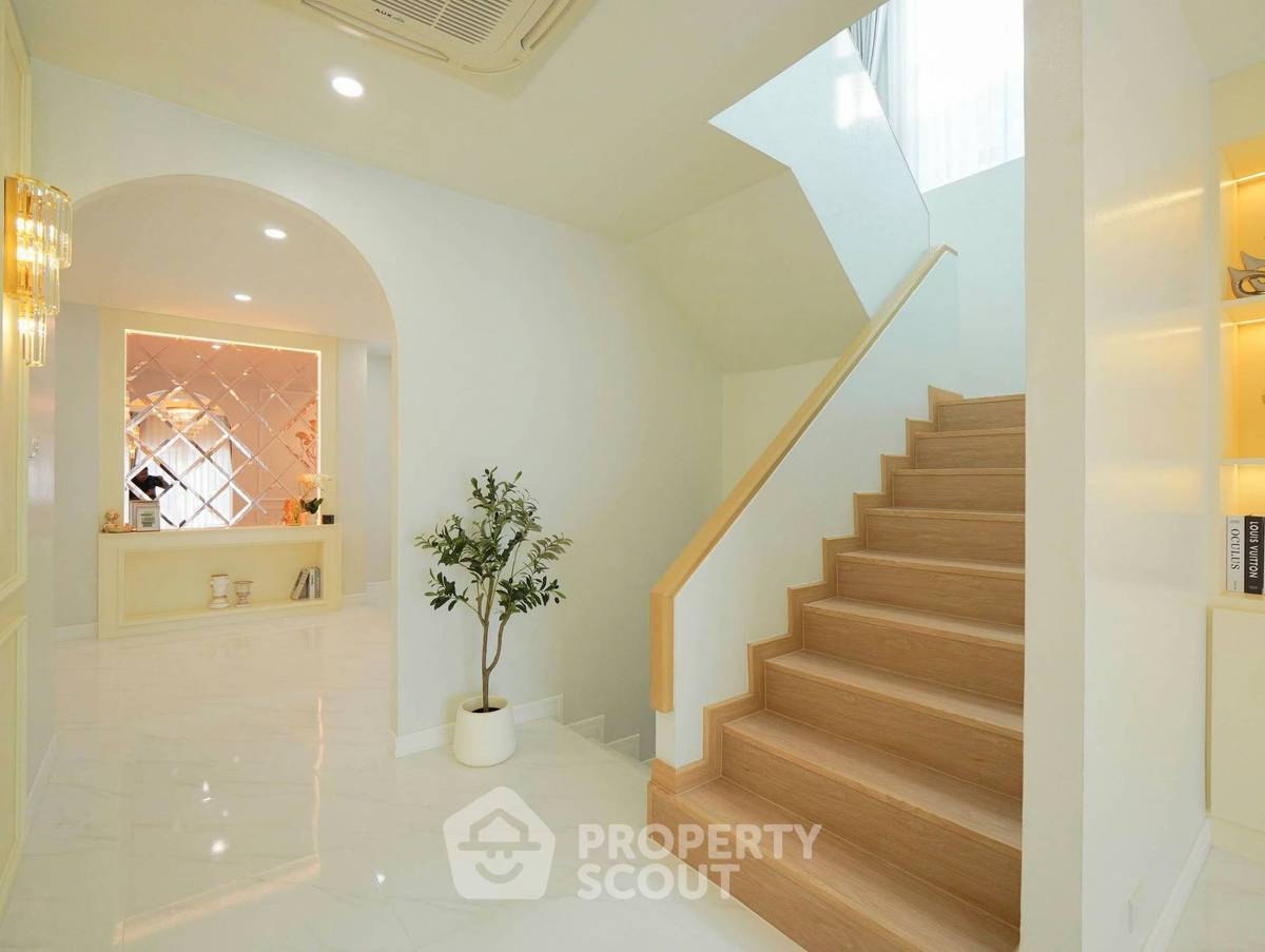 picture Spacious 3-BR 252 Sqm At Baan Suan Lalana Condominiums (ID 3183649) - 11/41