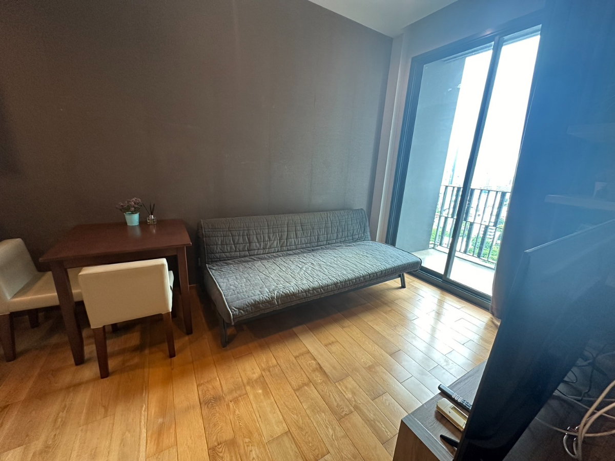 picture Keyne by Sansiri, a condo fully decorated in dark, modern tones. Built-in kitchen Work desk with natural light Ready to move in - 2/23