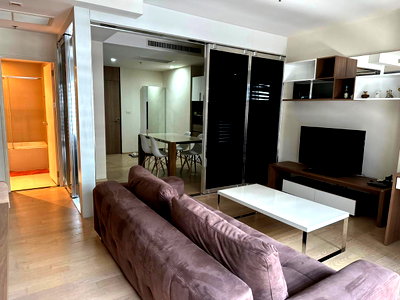 Condos for sale : Noble Remix, spacious room, complete functions Have a view of the skytrain and swimming pool from the balcony. with work zone fully decorated