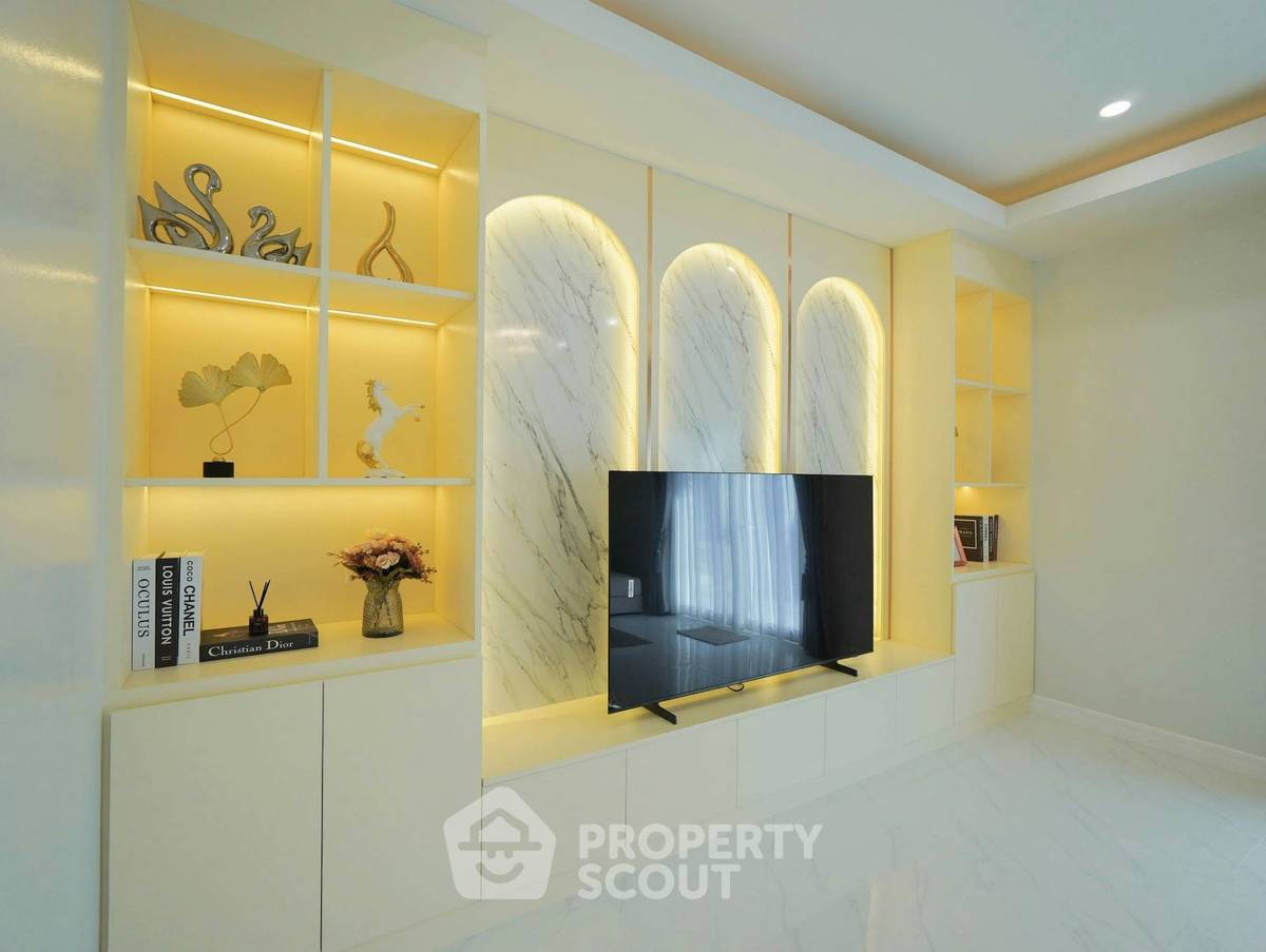 picture Spacious 3-BR 252 Sqm At Baan Suan Lalana Condominiums (ID 3183649) - 8/41