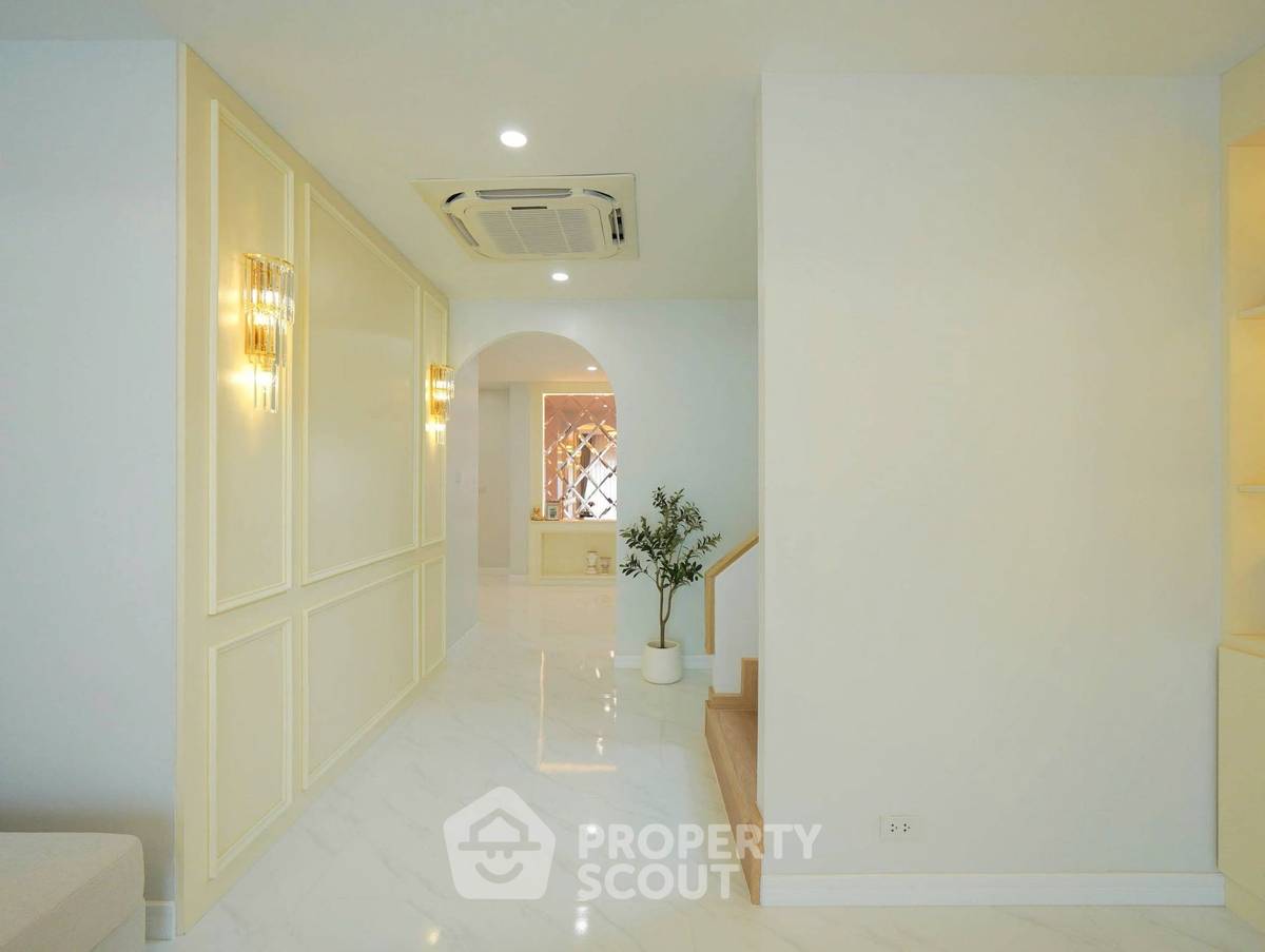 picture Spacious 3-BR 252 Sqm At Baan Suan Lalana Condominiums (ID 3183649) - 10/41