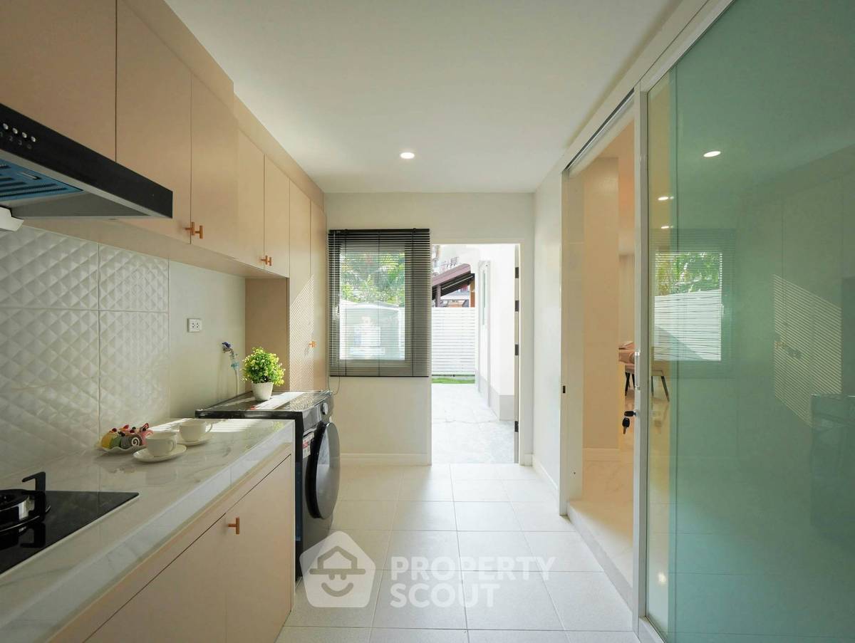 picture Spacious 3-BR 252 Sqm At Baan Suan Lalana Condominiums (ID 3183649) - 26/41