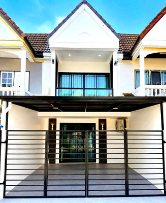 Townhouses for sale Bang Lamung Chonburi : Townhome for sale on the beachfront in South Pattaya. Ready to move in. Great location, convenient transportation.