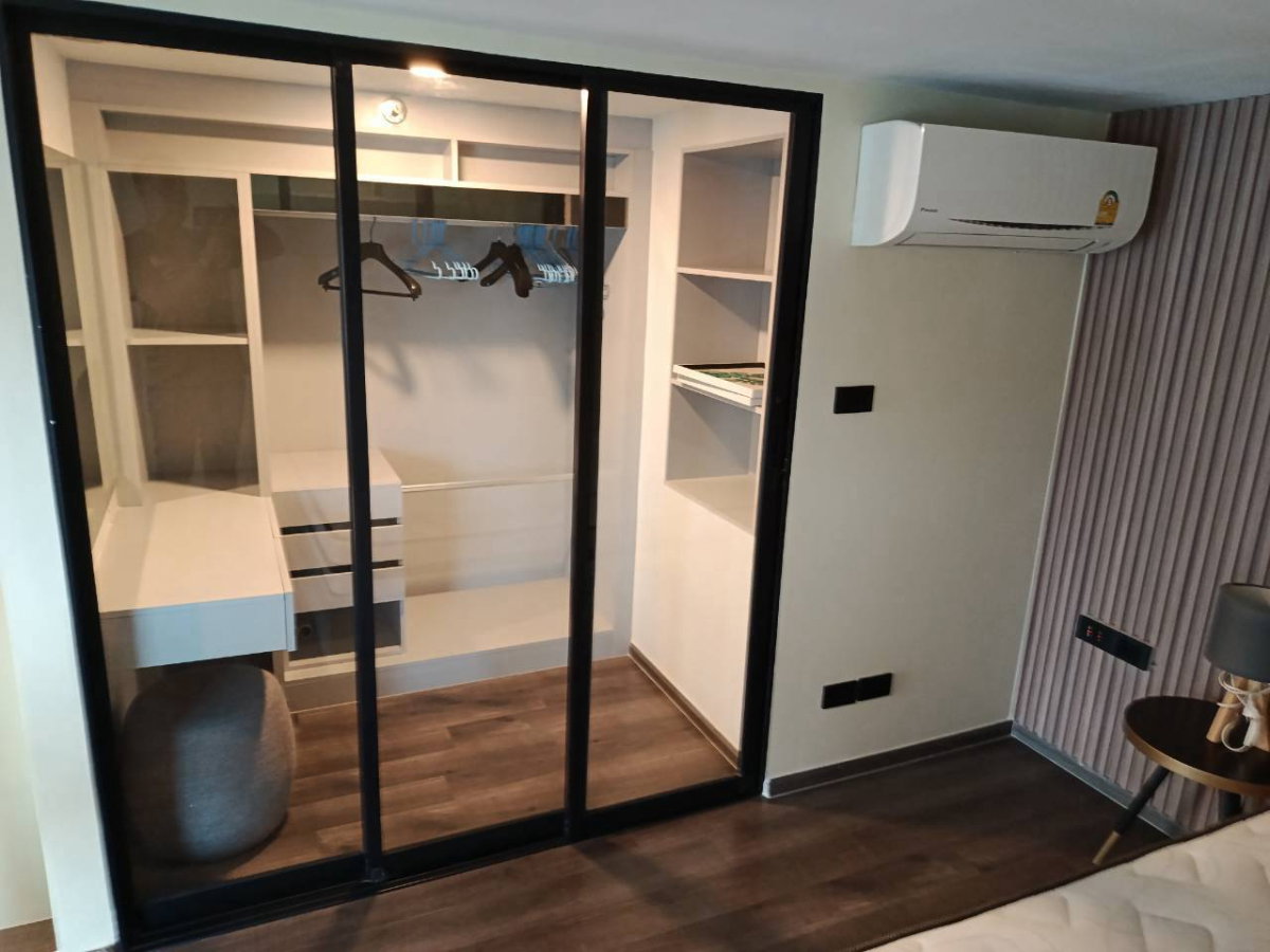 picture Condo for RENT : Knightsbridge Space Rama 9   𝐒𝐢𝐳𝐞 : 41 sqm. Duplex 1 Bed 1 Bath / City View /Corner room  𝐅𝐥𝐨𝐨𝐫 : 20th  ✅Fully furnished - 5/18