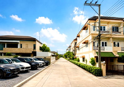 Townhouses for rent วิทยาลัยเสนาธิการทหาร : Chokchai 4 Townhome for rent, 3 floors, 4 bedrooms, suitable for residences, companies, offices, clinics and studios, near Satri Witthaya School, 2