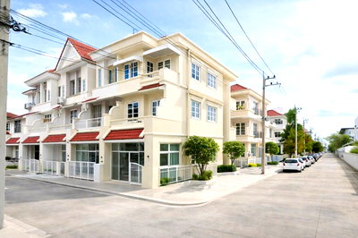 เช่าทาวน์โฮม ถนนโชคชัย 4 : โชคชัย4ให้เช่าทาวน์โฮม3ชั้น4นอน3น้ำ ใกล้โรงเรียนสตรีวิทยา 2 กม. 36ตร.ว.200ตร.ม.เหมาะสำหรับพักอาศัย บริษัท สำนักงาน คลินิก และ สตูดิโอ