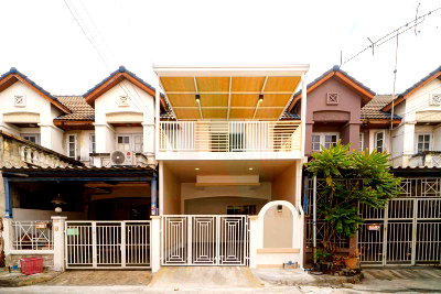 ทาวน์โฮม โรงเรียนนานาชาติเด่นหล้า : ขายทาวน์เฮาส์ โครงการ บ้านลุมพินี บางบัวทอง 2 ชั้น 3 ห้องนอน 2 ห้องน้ำ