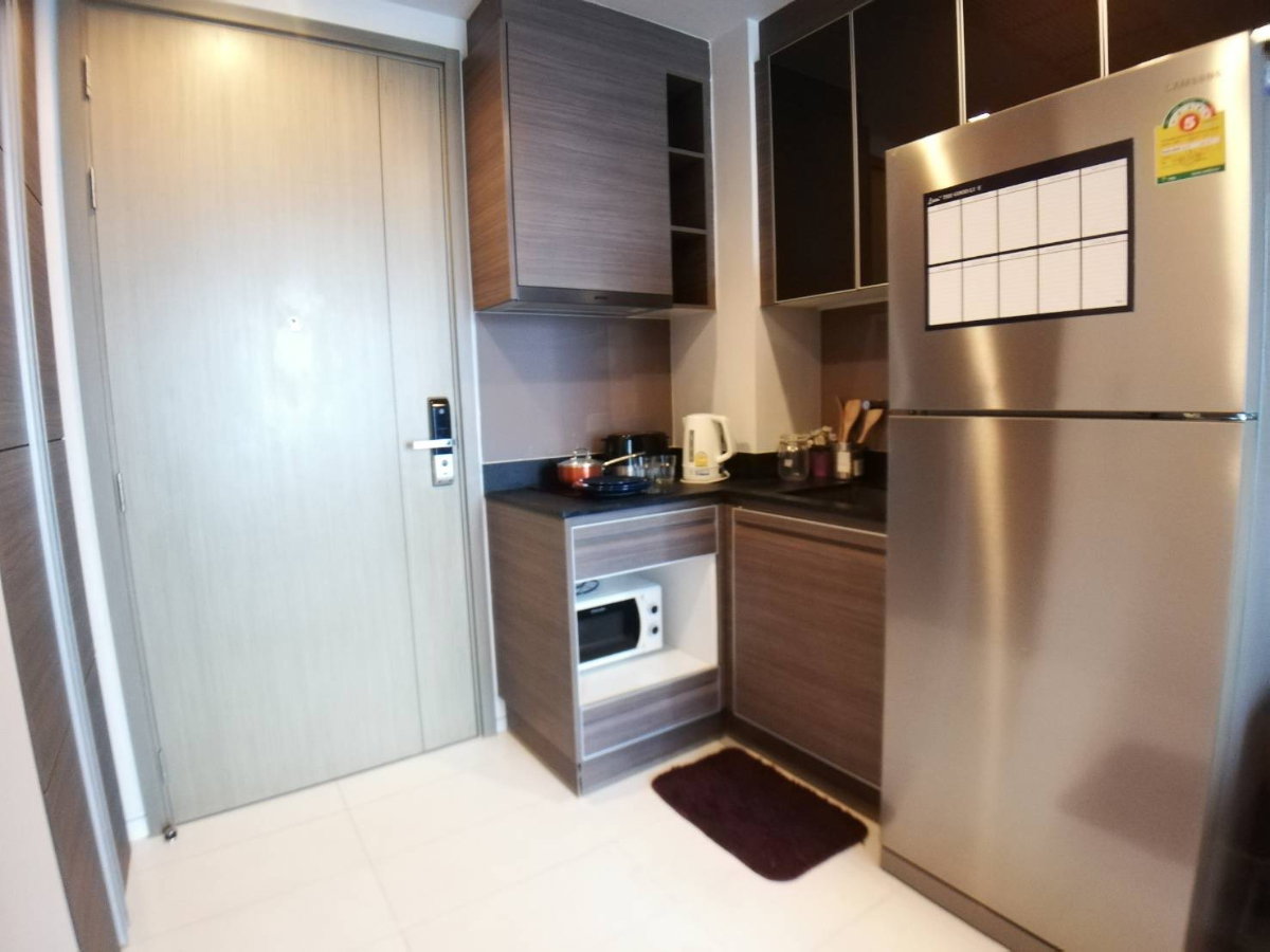 picture Keyne by Sansiri, a condo fully decorated in dark, modern tones. Built-in kitchen Work desk with natural light Ready to move in - 6/23