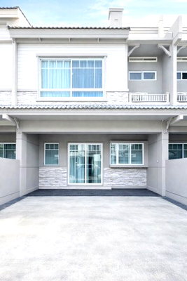 Townhouses for rent Central Plaza Bang Na : 2-story townhome for rent Srinakarin-Bangna Mega Bangna 1 km. 3 bedrooms, near Sri Udom BTS, 51 sq m, swimming pool, fitness