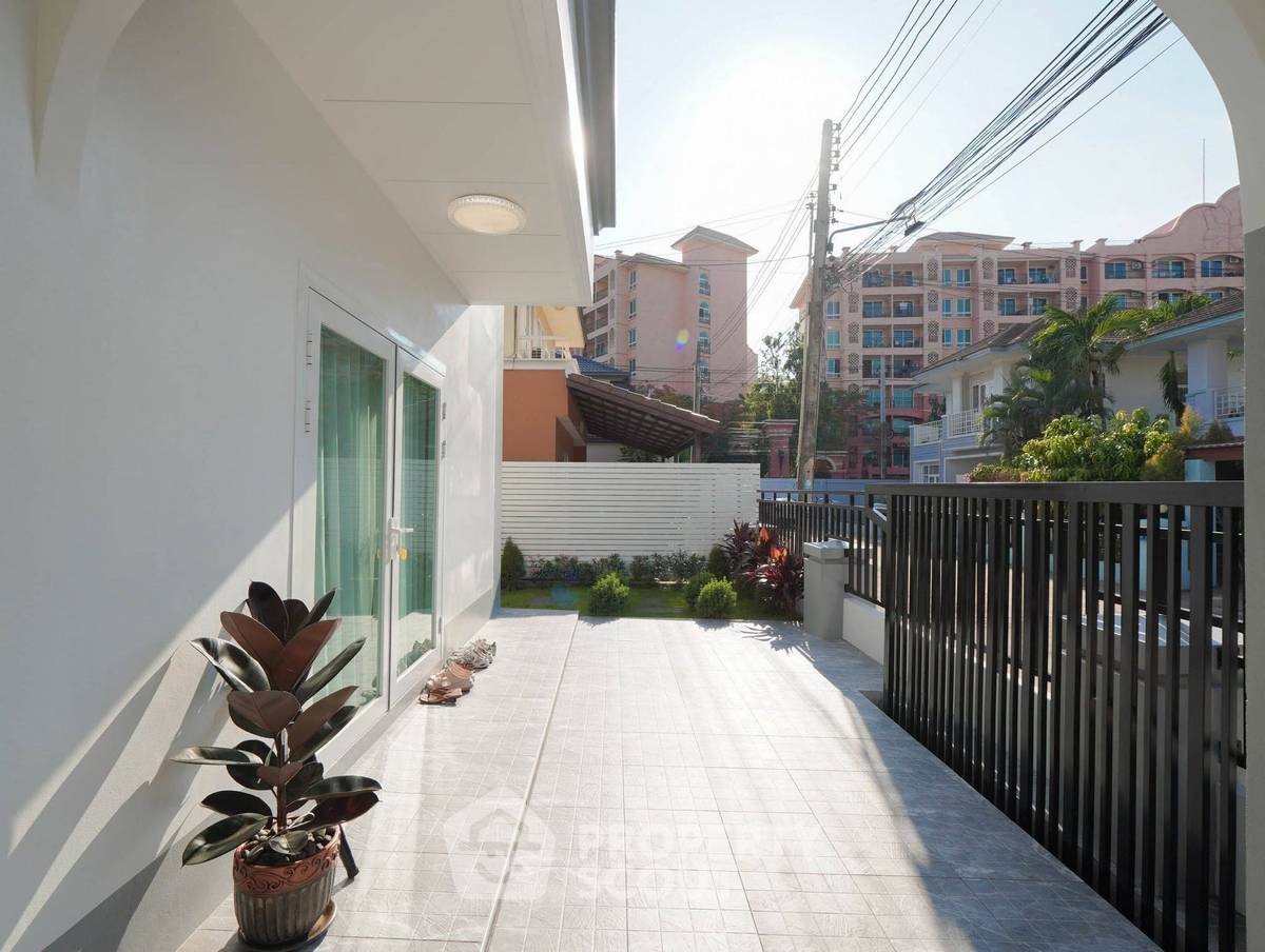 picture Spacious 3-BR 252 Sqm At Baan Suan Lalana Condominiums (ID 3183649) - 40/41