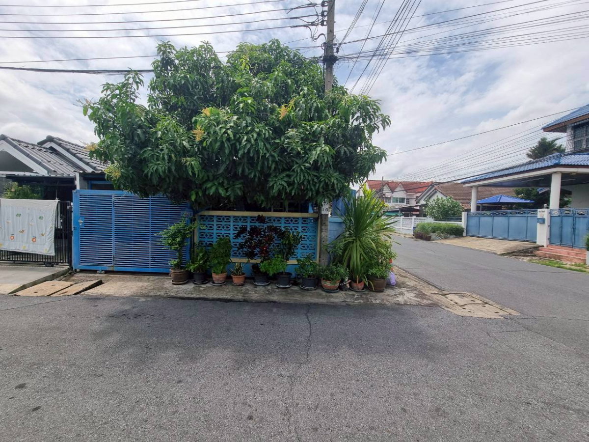 picture Townhouse for sale, corner unit, located on Nawamin 74. - 4/28