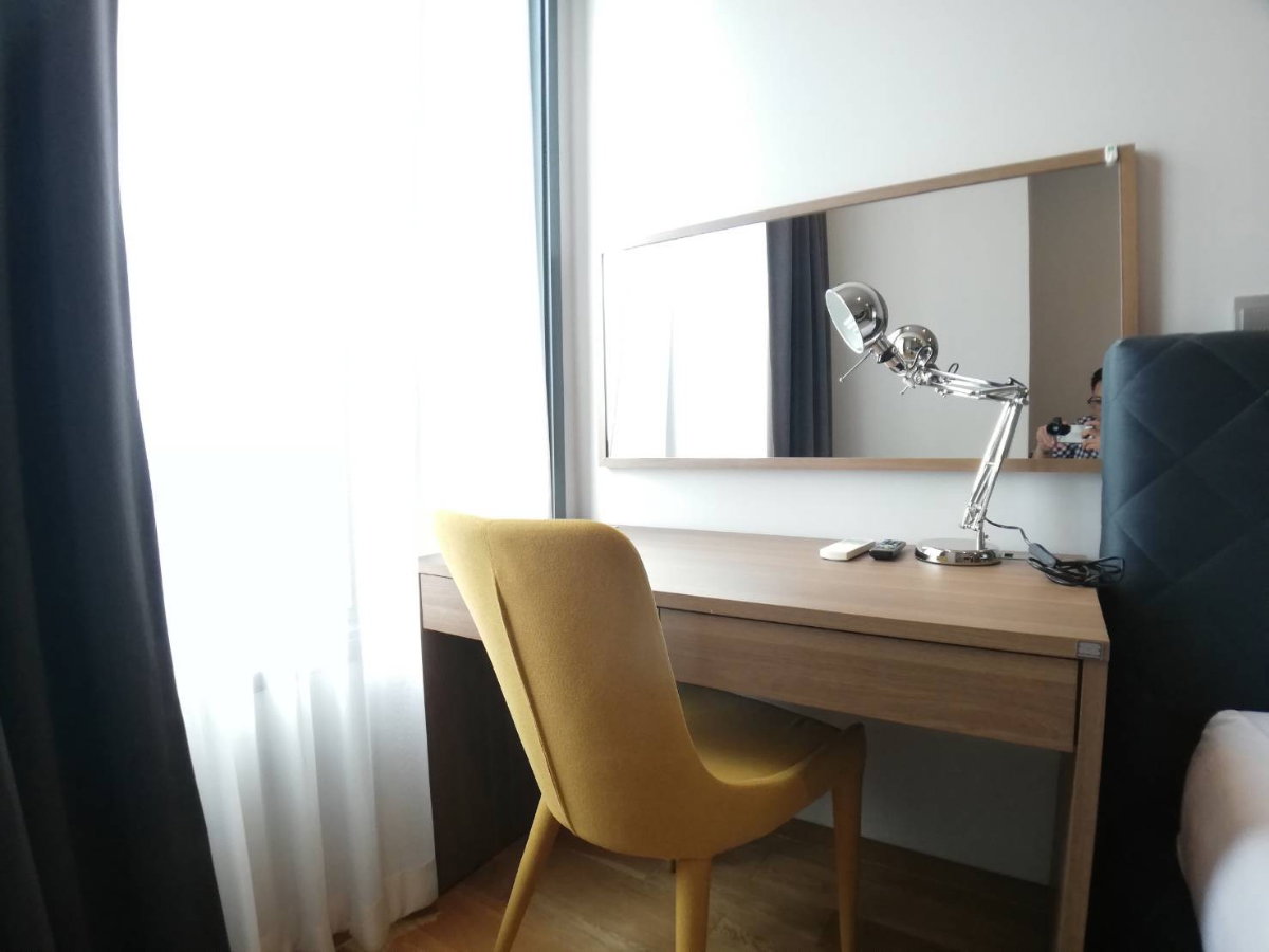 picture Keyne by Sansiri, a condo fully decorated in dark, modern tones. Built-in kitchen Work desk with natural light Ready to move in - 15/23