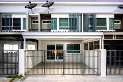 Townhouses for rent Samut Prakarn : Near MRT Sri Dan, 22 sq m. with parking, MRT Sri Bearing 1.2 km. Townhome, 2 bedrooms, 3 bathrooms, Srinakarin location.