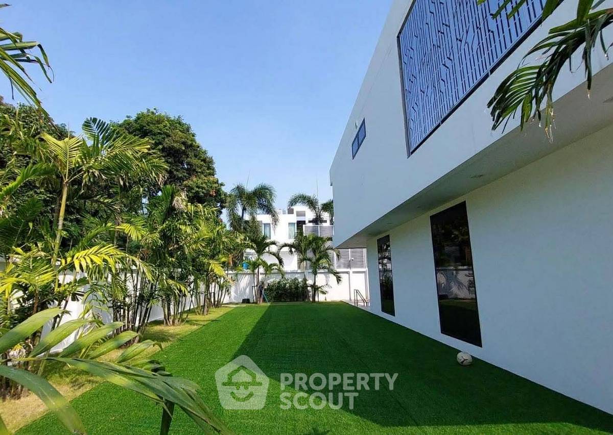 picture 6-BR Villa In Phratamnak, Bang Lamung | 162 Sqm For Sale (ID 3184042) - 2/12