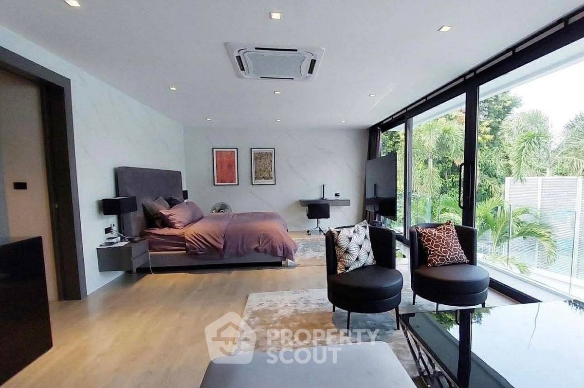 picture 6-BR Villa In Phratamnak, Bang Lamung | 162 Sqm For Sale (ID 3184042) - 3/12