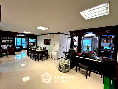 Condos for rent : Spacious 3-BR 230 Sqm At Ruamjai Heights Near ARL Makkasan (ID 3102536)