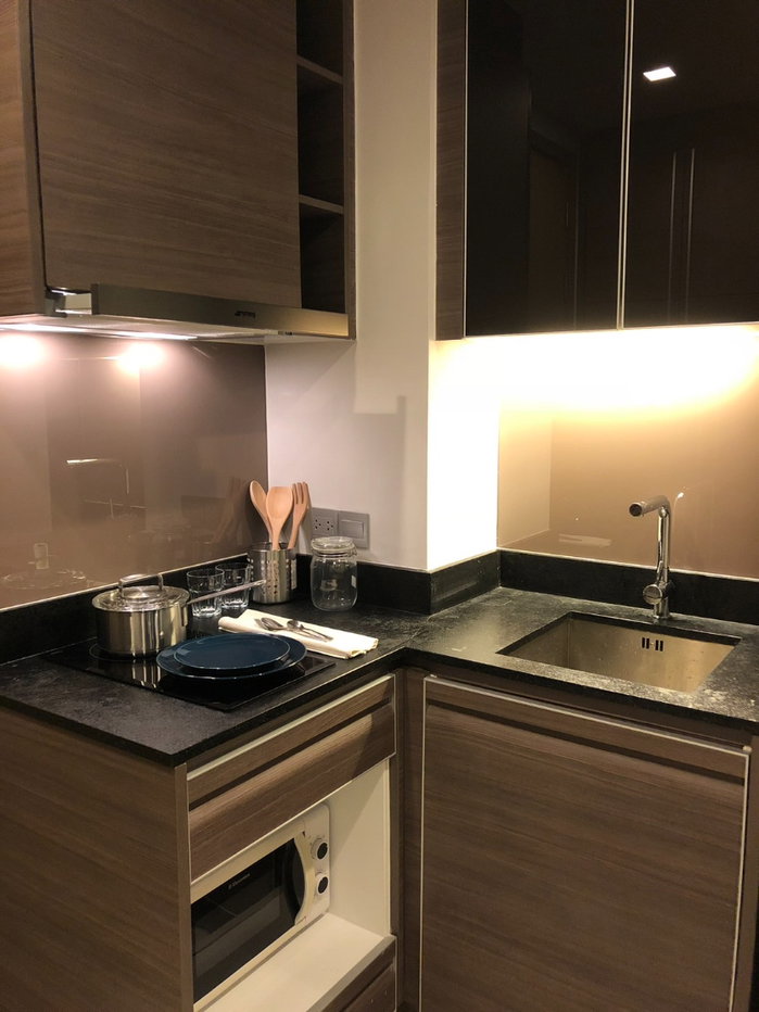 picture Keyne by Sansiri, a condo fully decorated in dark, modern tones. Built-in kitchen Work desk with natural light Ready to move in - 23/23