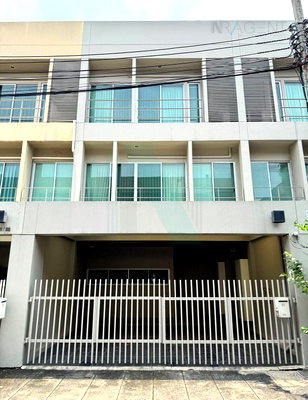 Townhouses for rent ม.เอแบค : 📌 For Rent 3-story Townhouse NOBLE CUBE PATTANAKARN 3 bedroom 3 bathroom
