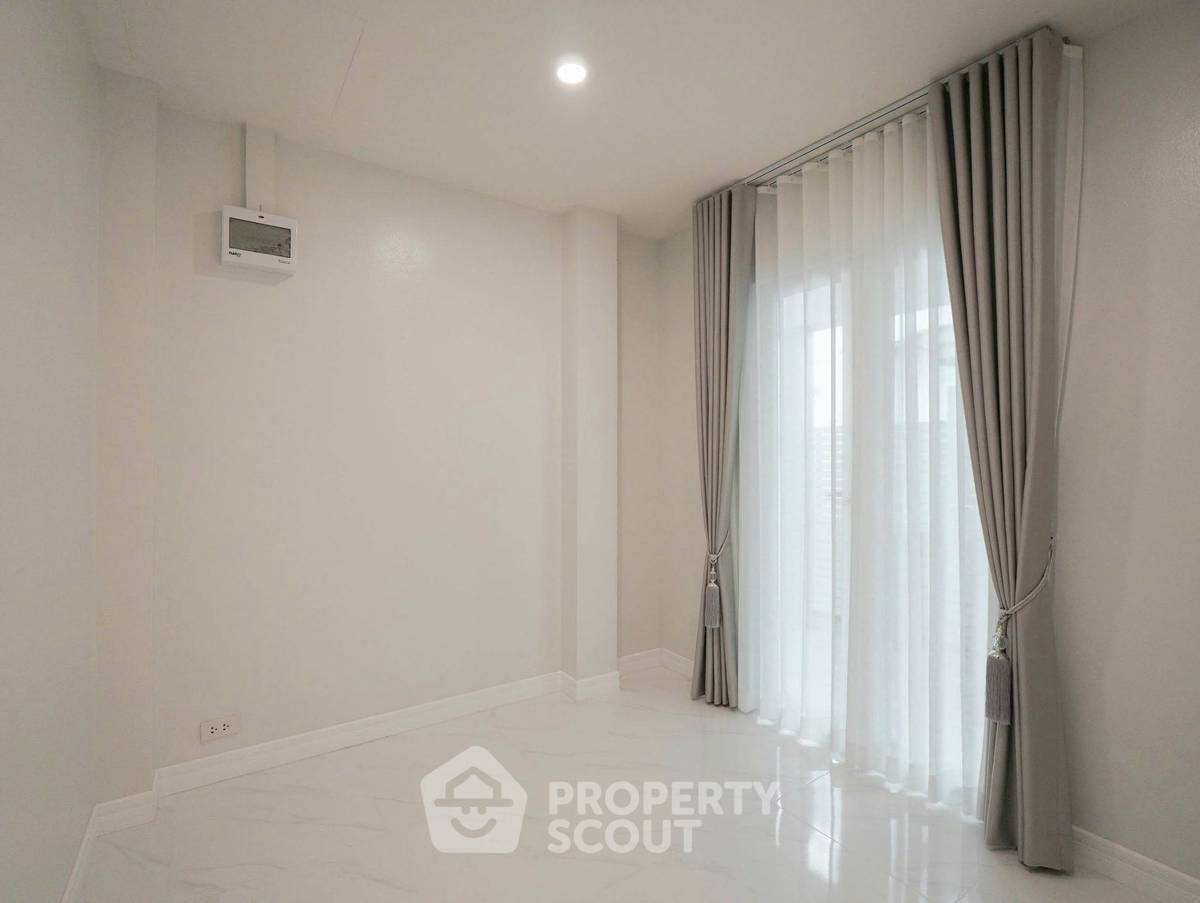 picture Spacious 3-BR 252 Sqm At Baan Suan Lalana Condominiums (ID 3183649) - 21/41