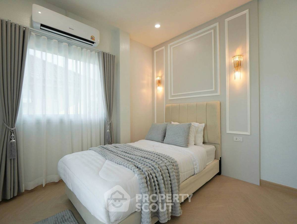 picture Spacious 3-BR 252 Sqm At Baan Suan Lalana Condominiums (ID 3183649) - 35/41