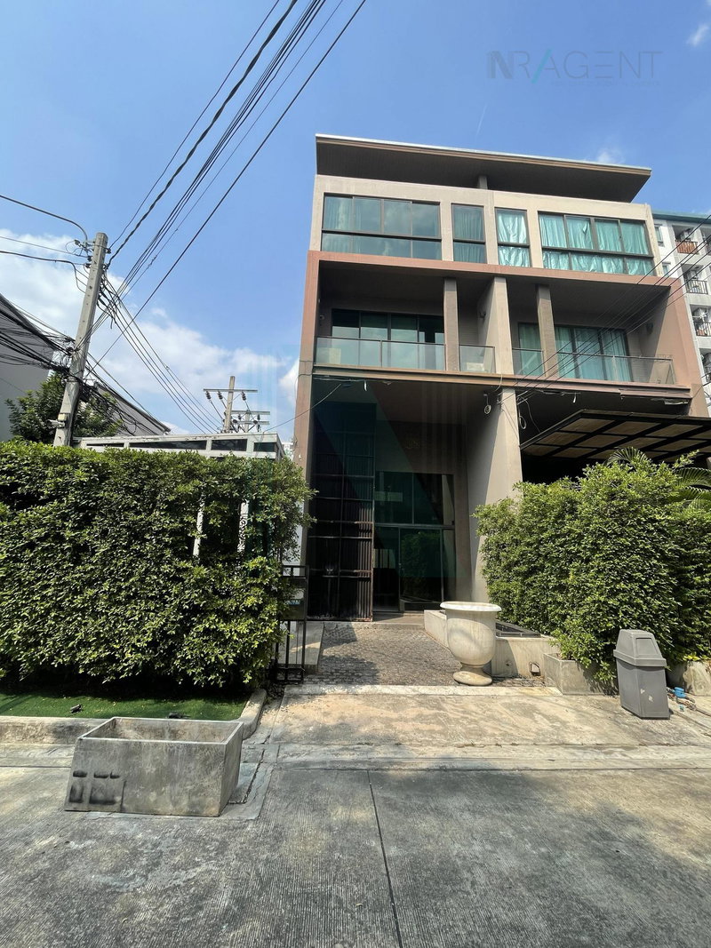 ขายทาวน์โฮม : 📌 ขายทาวน์เฮาส์ โครงการ บ้านกลางเมือง รัชโยธิน 3 ชั้น 3 ห้องนอน 4 ห้องน้ำ
