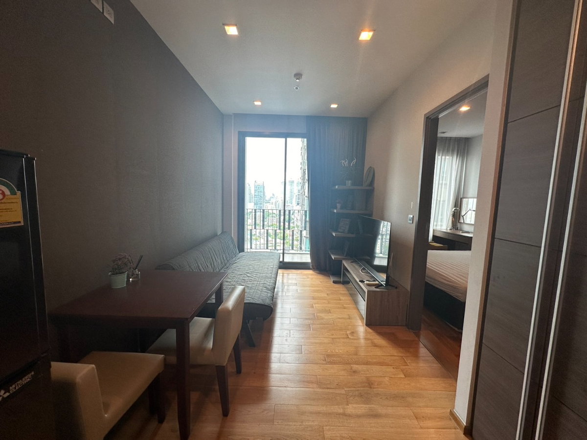 picture Keyne by Sansiri, a condo fully decorated in dark, modern tones. Built-in kitchen Work desk with natural light Ready to move in - 1/23