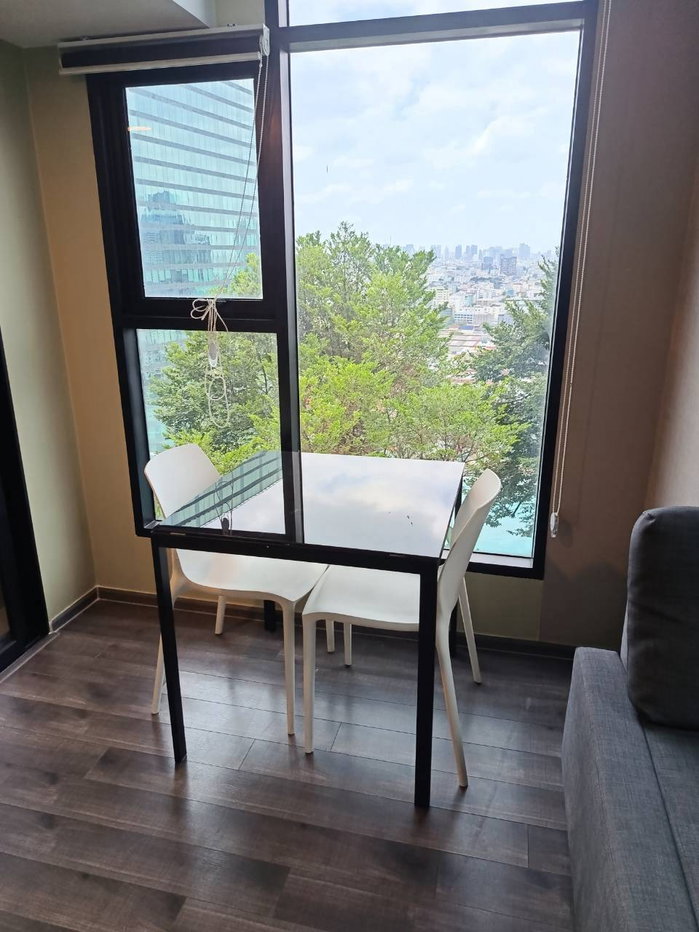 picture Condo for RENT : Knightsbridge Space Rama 9   𝐒𝐢𝐳𝐞 : 41 sqm. Duplex 1 Bed 1 Bath / City View /Corner room  𝐅𝐥𝐨𝐨𝐫 : 20th  ✅Fully furnished - 13/18