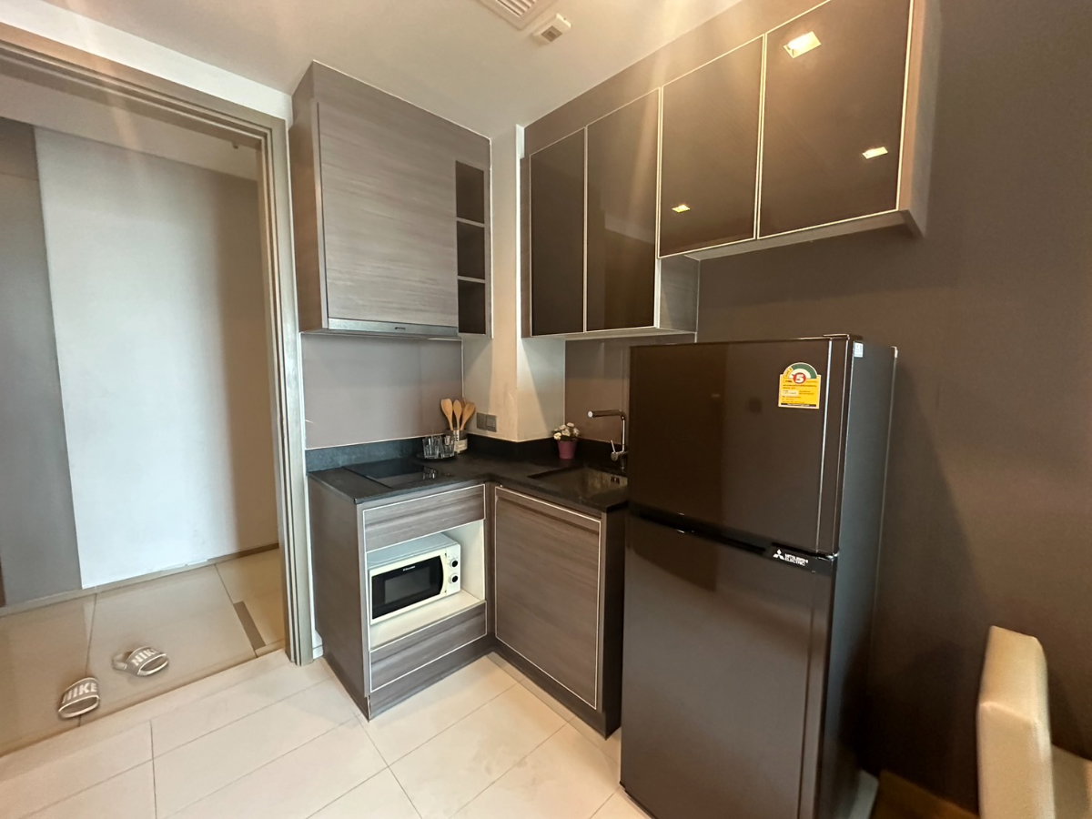 picture Keyne by Sansiri, a condo fully decorated in dark, modern tones. Built-in kitchen Work desk with natural light Ready to move in - 8/23