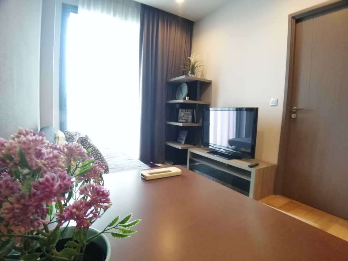 picture Keyne by Sansiri, a condo fully decorated in dark, modern tones. Built-in kitchen Work desk with natural light Ready to move in - 12/23