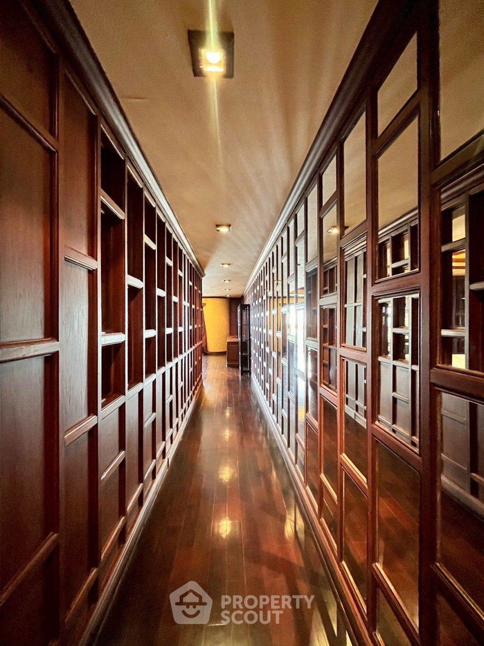 picture 40th-Floor 1-BR At Nusa State Tower Near BTS Saphan Taksin (ID 3035952) - 10/18